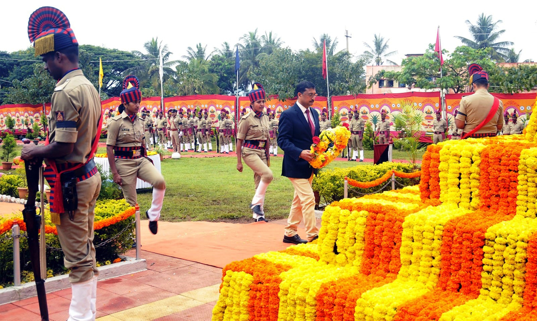 ಜಿಲ್ಲಾ ಪೊಲೀಸ್ ಸಶಸ್ತ್ರ ಮೀಸಲು ಪಡೆ ಸ್ಮಾರಕ ಆವರಣದಲ್ಲಿ ಆಯೋಜಿಸಿದ್ದ ಪೊಲೀಸ್ ಹುತಾತ್ಮರ ದಿನಾಚರಣೆ