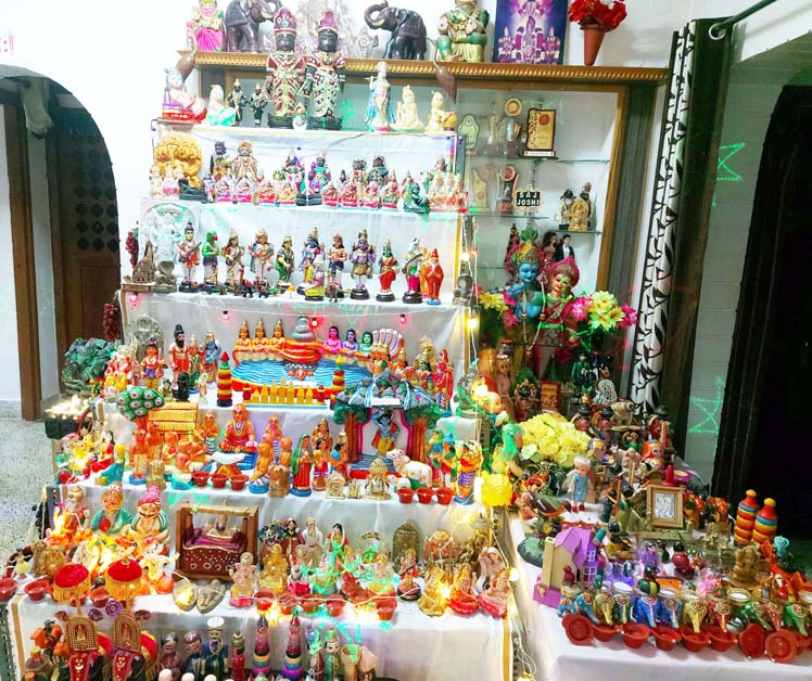 ಪುರೋಹಿತ ಅಶ್ವಥ್ಥನಾರಾಯಣಾಚಾರ್ಯ ವಸಂತಾಚಾರ್ಯ ಜೋಶಿ ಅವರ ಮನೆಯಲ್ಲಿ ಪ್ರತಿಷ್ಠಾಪಿಸಿರುವ ಸಾಂಪ್ರದಾಯಿಕ ಪಟ್ಟದ ಗೊಂಬೆಗಳು