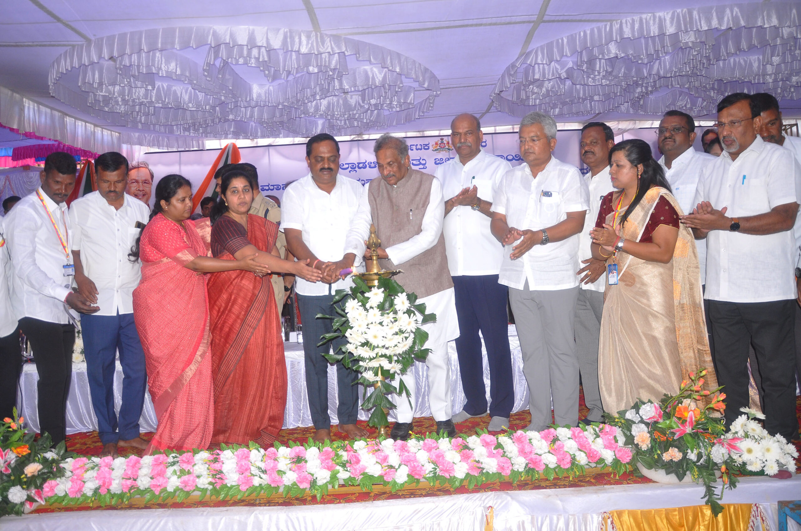 ಕಡೂರು ತಾಲ್ಲೂಕು ಕಛೇರಿ ಆವರಣದಲ್ಲಿ ನಡೆದ ಜನಸಂಪರ್ಕ ಸಭೆ