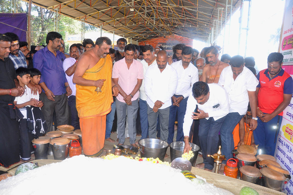ಅಯ್ಯಪ್ಪಸ್ವಾಮಿ ದೀಪೋತ್ಸವ ಅಂಗವಾಗಿ ಸಾರ್ವಜನಿಕ ಅನ್ನ ಸಂತರ್ಪಣೆ