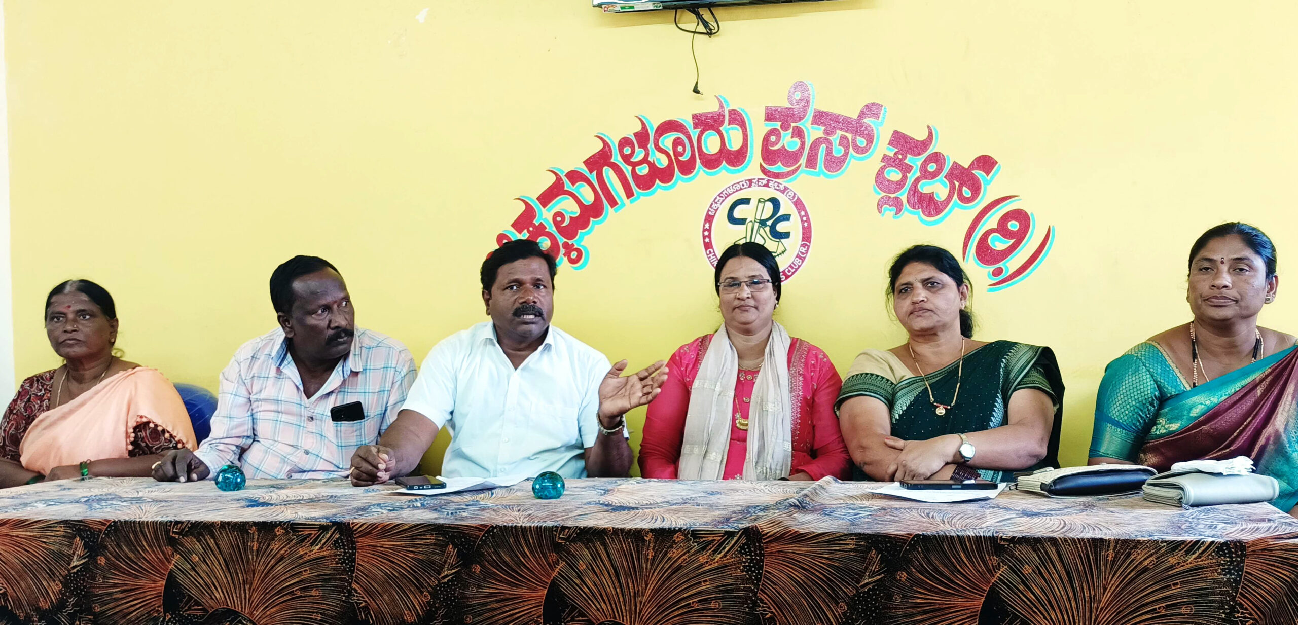 ಅಕ್ಷರದಾಸೋಹ ಬಿಸಿಯೂಟ ಕಾರ್ಯಕರ್ತೆಯರ ಫೆಡರೇಷನ್ ಜಿಲ್ಲಾ ಪ್ರಧಾನ ಕಾರ್ಯದರ್ಶಿ ವಿಜಯಕುಮಾರ್ ಸುದ್ದಿಗೋಷ್ಠಿ