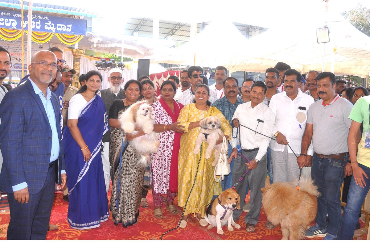 ನಗರದ ನೇತಾಜಿ ಸುಭಾಷ್ ಚಂದ್ರಬೋಸ್ ಜಿಲ್ಲಾ ಆಟದ ಮೈದಾನದಲ್ಲಿ ಆಯೋಜಿಸಿದ್ದ ಜಿಲ್ಲಾ ಮಟ್ಟದ ಶ್ವಾನ ಪ್ರದರ್ಶನ