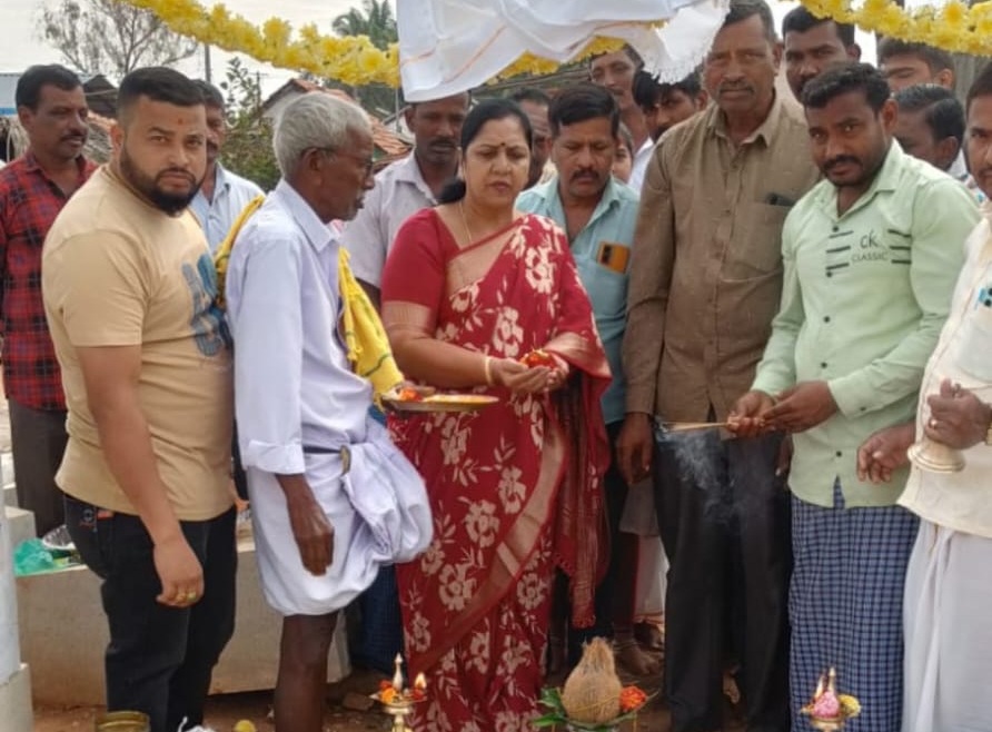 ಸಿರಬಡಿಗೆ ಗ್ರಾಮದಲ್ಲಿ ಸುಮಾರು ಒಂದು ಕೋಟಿ ರೂ ವೆಚ್ಚದಲ್ಲಿ ನಿರ್ಮಾಣವಾಗುತ್ತಿರುವ ಲಕ್ಷ್ಮಿದೇವಿ ದೇವಸ್ಥಾನಕ್ಕೆ ಬಾಗಿಲು ಪೂಜೆ