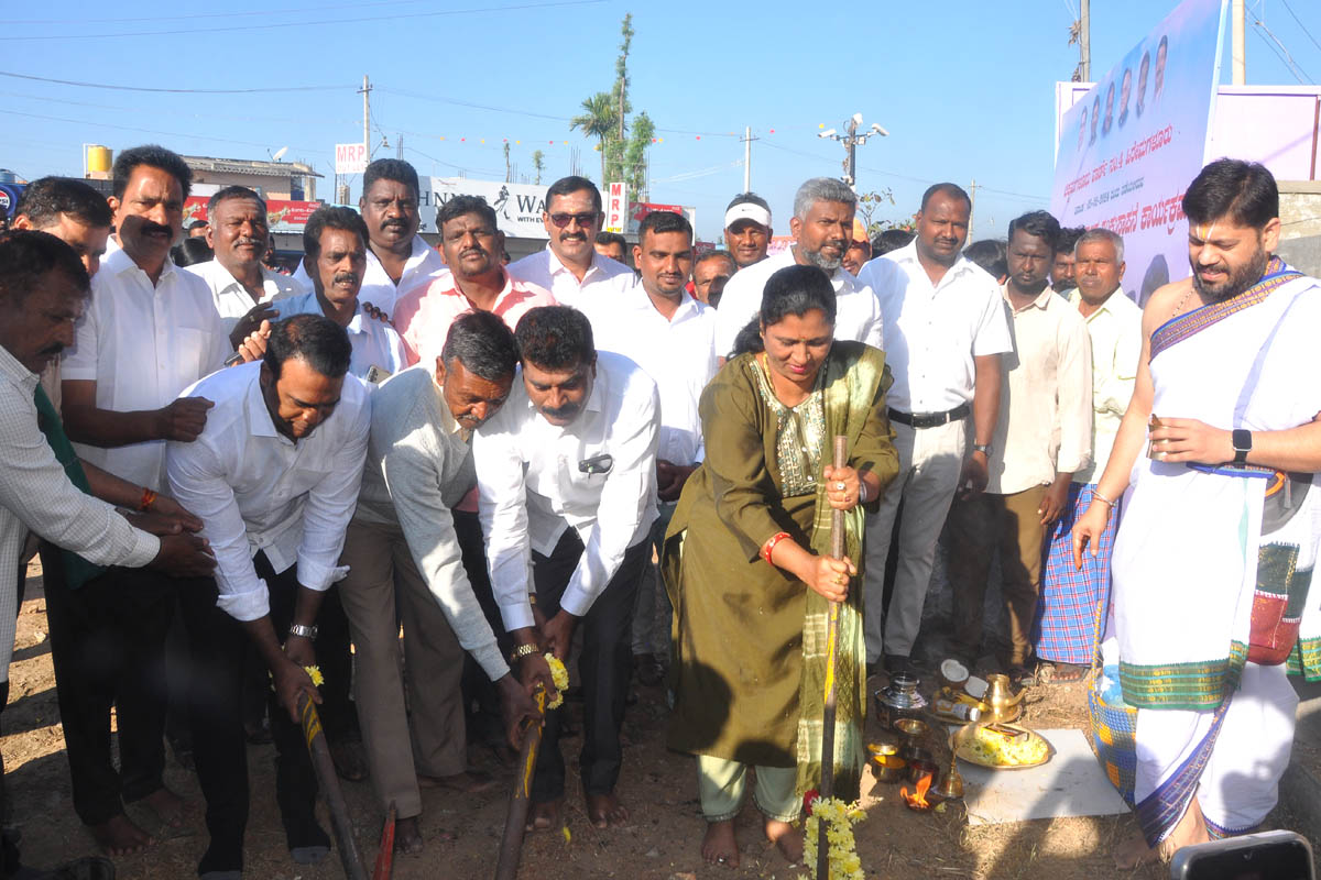 ಬಸ್ ನಿಲ್ದಾಣಗಳ ನಿರ್ಮಾಣಕ್ಕೆ ಗುದ್ದಲಿಪೂಜೆ