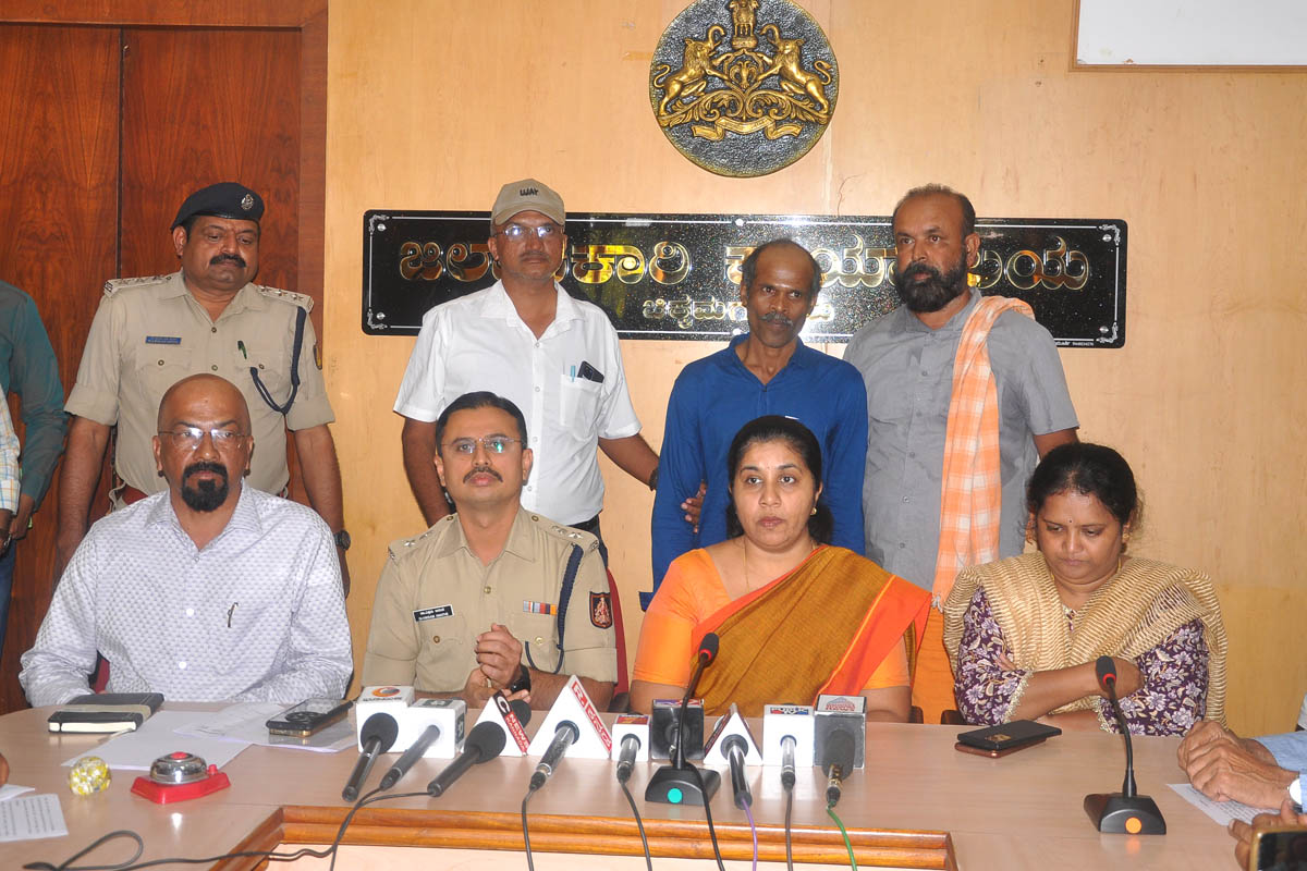 ನಕ್ಸಲ್ ಮುಖಂಡ ಶೃಂಗೇರಿಯ ಕೋಟೆಹೊಂಡ ರವೀಂದ್ರ ಜಿಲ್ಲಾಡಳಿತದೆದುರು ಶರಣು